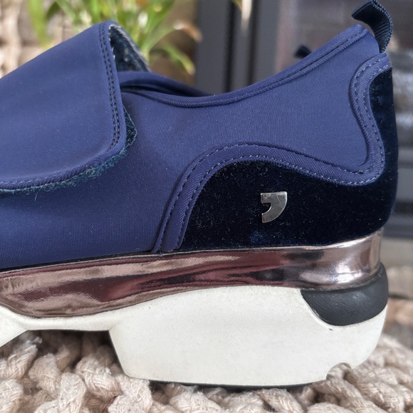 Gioseppo Women's SZ 7 Navy w/ White Sport Casual Happy Collection Velcro Top - Picture 2 of 16